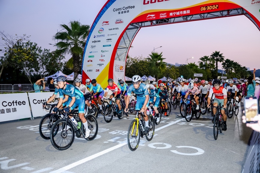 路上有许多骑自行车的人描述已自动生成