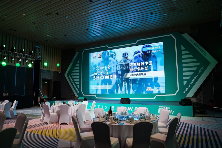 房间里的餐厅中度可信度描述已自动生成