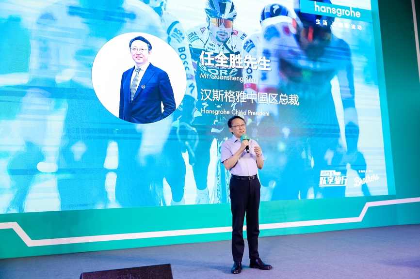 人站在台上中度可信度描述已自动生成